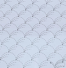 Load billede i galleri fremviser, Offwhite bomuldsstof med påtrykt sashiko mønster